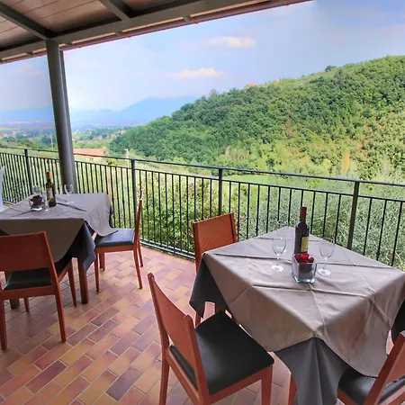 With Swimming Pool And Garden With Mediterranean Plants Сasa de vacaciones Bettona